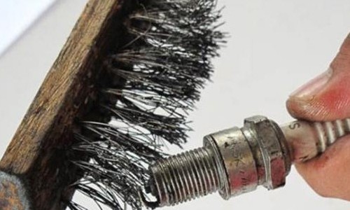 Cara Membersihkan Busi Motor yang Salah, Tapi Sering Dilakukan