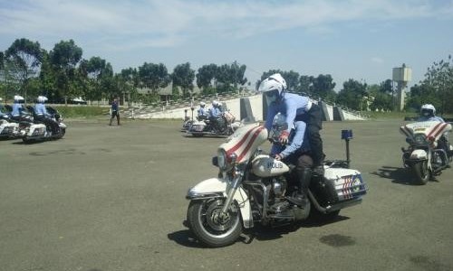 Tips Lakukan Pengereman Aman, Ala Polwan