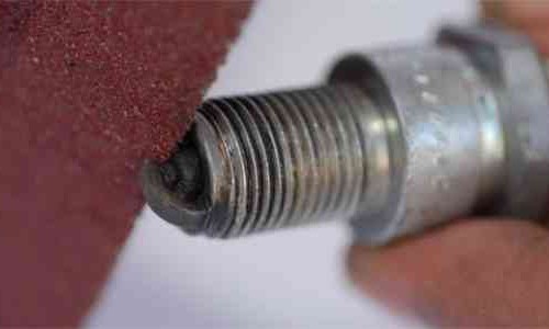 Bersihkan Busi Motor, Jangan Pakai Cara Yang Salah Ya