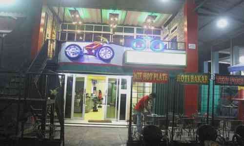 Oto Cafe, Tempat Kongkow Bareng Gebetan Bernuansa Otomotif