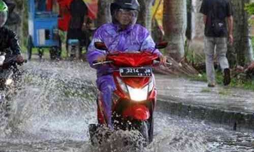 Cara Supaya Tidak Mogok Saat Menerjang Banjir Dengan Motor Matic