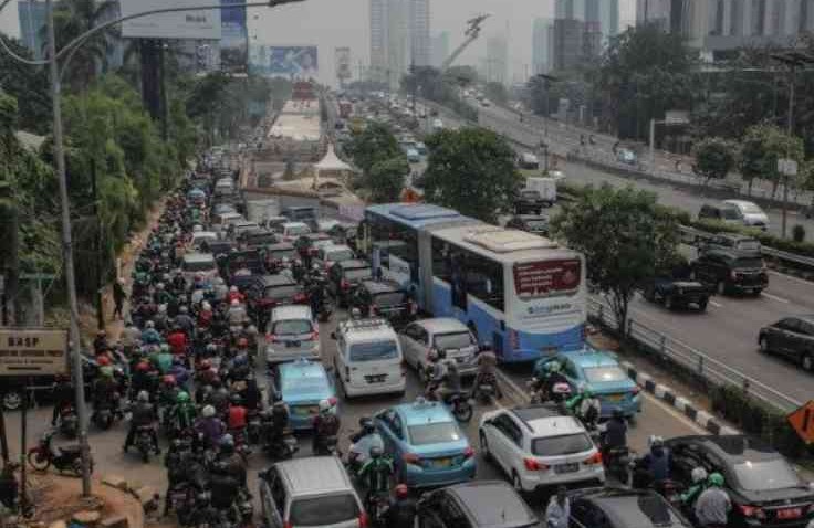 Tips Berkendara Aman Saat Macet