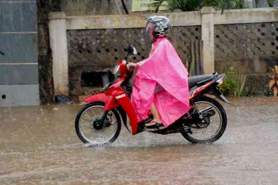 Ini Bahayanya Pakai Jas Hujan Model Ponco Saat Hujan