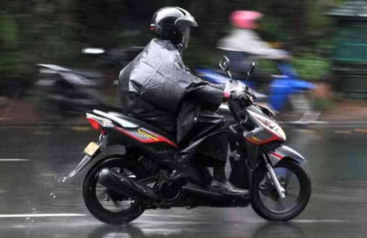 Jangan Asal Isi Angin Ban, Cek Tekanan Angin Ban Saat Musim Hujan