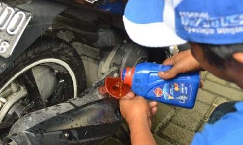 Jangan Sembarangan Pakai Oli, Berikut Tips Memilih Oli Terbaik Untuk Motor Matik