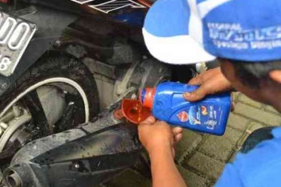 Jangan Sembarangan Pakai Oli, Berikut Tips Memilih Oli Terbaik Untuk Motor Matik