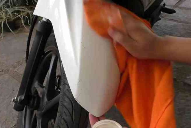 Cara Menghilangkan Bekas Stiker di Bodi Motor