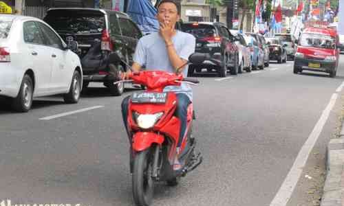 Merokok Sambil Berkendara, Siap-Siap Kena Tilang