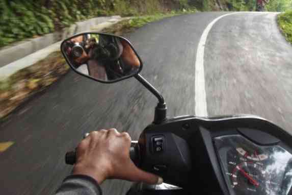 Jangan Sembarangan, Begini Cara Kendalikan Motor Matic Saat di Turunan