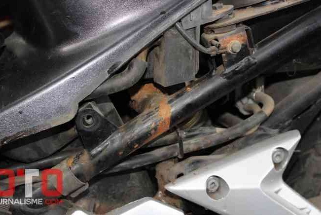 Tahukah Kamu, Kalau Air Aki Yang Tumpah Bisa Bikin Rangka Motor Karatan