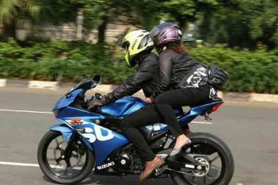 Begini Supaya Boncengan Biar Aman Saat Naik Motor