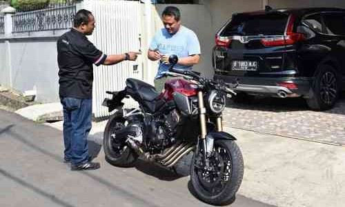 Jelang Lebaran, Konsumen Pertama Honda CB650R Terima Unit 