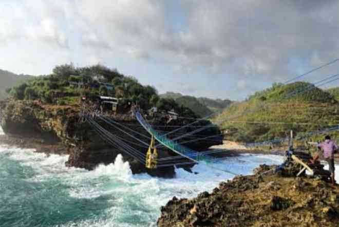 Menguji Adrenalin di Jembatan Gantung Pantai Timang Yogyakarta