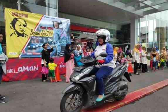 Alasan Kenapa Pandangan Harus Jauh Ke Depan Saat Mengendarai Motor