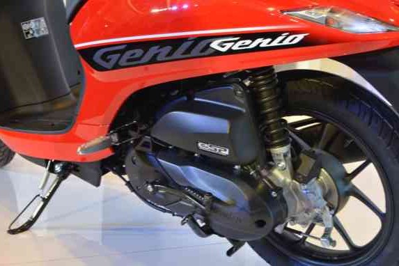 Jangan Isi Oli Mesin Motor Terlalu Banyak, Ini Akibatnya