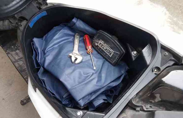 Perlengkapan Yang Harus Ada di Jok Motor