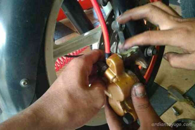 Cara Mudah Cek Kampas Rem Habis Pada Motor Matic