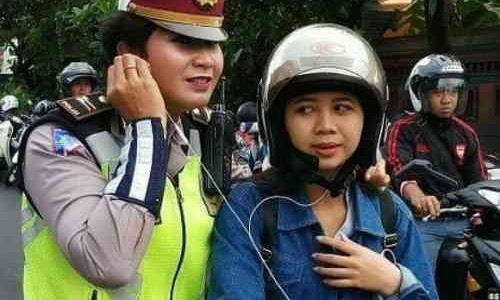 Karena Berbahaya, Naik Motor Pakai Headset Tidak Disarankan
