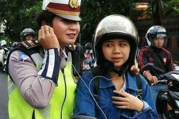 Karena Berbahaya, Naik Motor Pakai Headset Tidak Disarankan