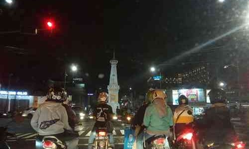 Saat Berhenti di Lampu Merah, Kamu Termasuk Tipe Pengendara Seperti Apa