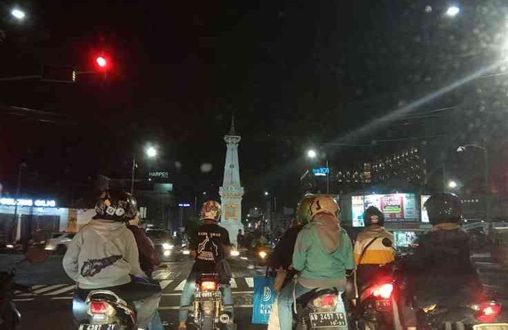 Saat Berhenti di Lampu Merah, Kamu Termasuk Tipe Pengendara Seperti Apa