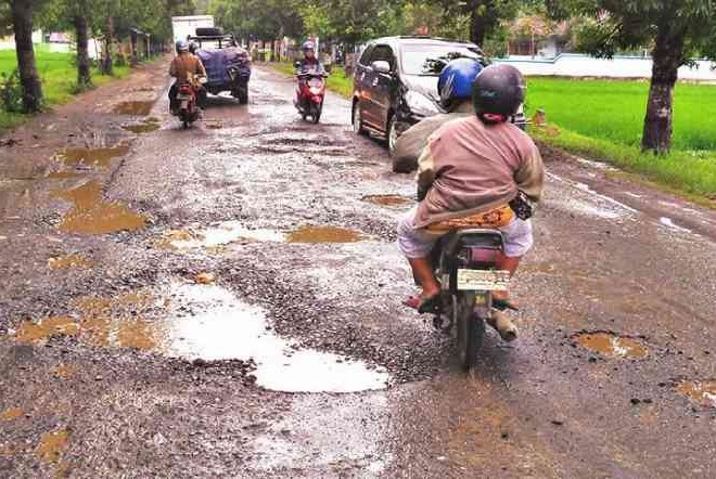 Supaya Aman Melintasi Jalan Rusak, Begini Tipsnya