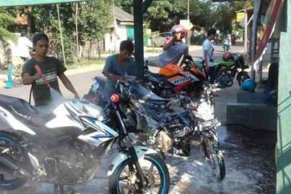 Supaya Cat Tidak Rusak, Begini Cara Mencuci Motor Yang Benar