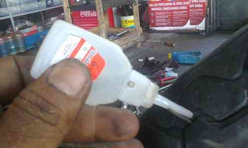 Ban Motor Bocor, Tambal Pakai Lem Besi Dijamin Manjur