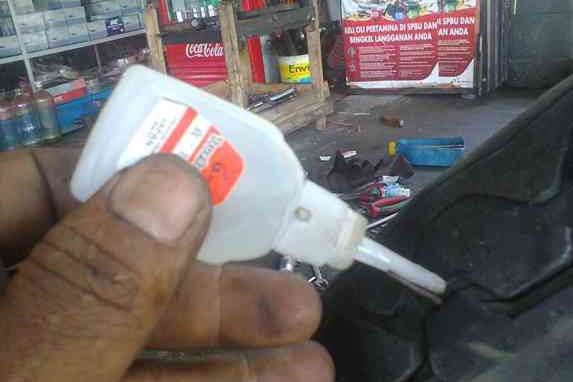 Ban Motor Bocor, Tambal Pakai Lem Besi Dijamin Manjur