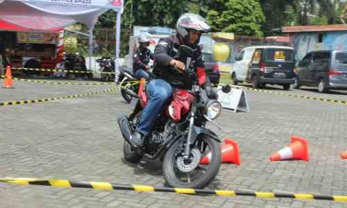 Cara Supaya Aman Berbelok Atau Pindah Jalur Untuk Pengendara Motor