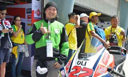 Cuma Beli Federal Oil, Abang Ojol Ini Terharu Bisa Jalan-Jalan ke Malaysia Dan Masuk Paddocknya Sam Lowes