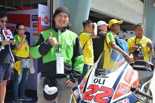 Cuma Beli Federal Oil, Abang Ojol Ini Terharu Bisa Jalan-Jalan ke Malaysia Dan Masuk Paddocknya Sam Lowes