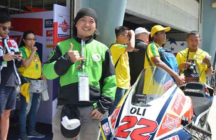 Cuma Beli Federal Oil, Abang Ojol Ini Terharu Bisa Jalan-Jalan ke Malaysia Dan Masuk Paddocknya Sam Lowes