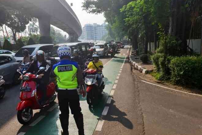 Pengendara Motor Yang Lewat Jalur Sepeda Bakal Ditilang