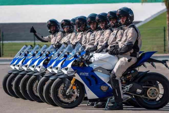 Polisi Abu Dhabi Pakai Motor Ducati Panigale V4 Buat Dinas