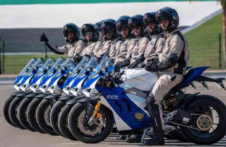 Polisi Abu Dhabi Pakai Motor Ducati Panigale V4 Buat Dinas