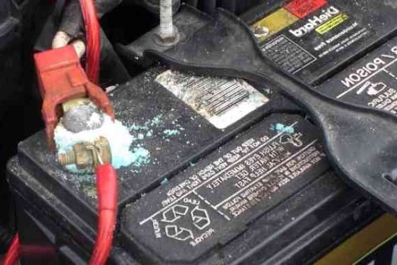 Solusi Jika Kepala Aki Terdapat Kerak Jamur Putih