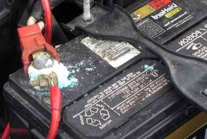 Solusi Jika Kepala Aki Terdapat Kerak Jamur Putih