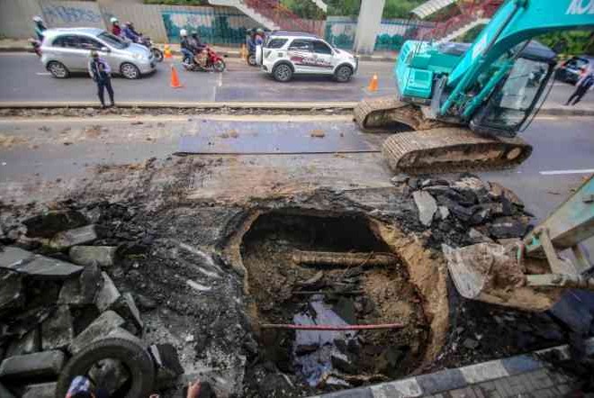 Jalan Daan Mogot Tananh Tinggi Amblas, Pengendara Harus Waspada
