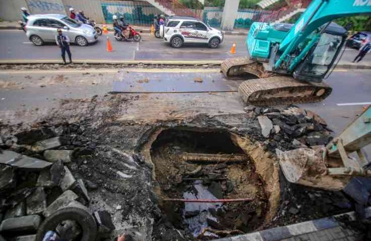 Jalan Daan Mogot Tananh Tinggi Amblas, Pengendara Harus Waspada