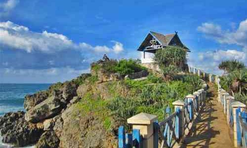 Pantai Kukup Yang Bertebing Nan Eksostis
