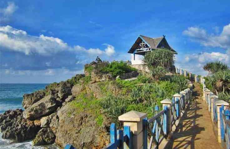 Pantai Kukup Yang Bertebing Nan Eksostis