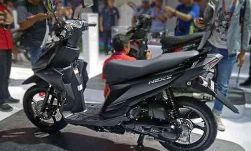 Saat Parkir Motor, Lebih Aman Pakai Standar Tengah Apa Samping