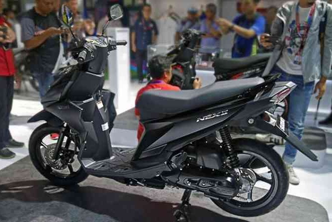 Saat Parkir Motor, Lebih Aman Pakai Standar Tengah Apa Samping