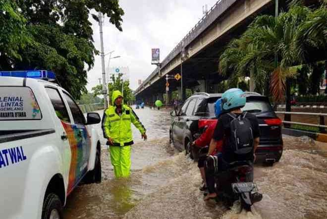 Mau Terobos Genangan, Ini Batas Aman Genangan Untuk Motor