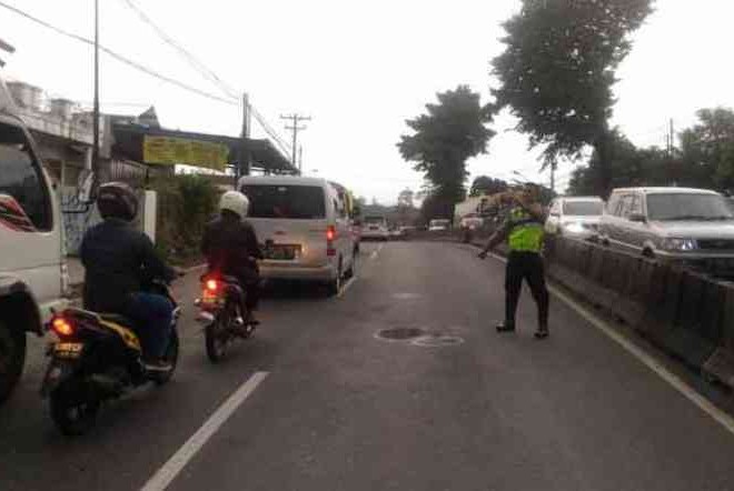 Cara Aman Mendahului Kendaraan Lain Saat Naik Motor
