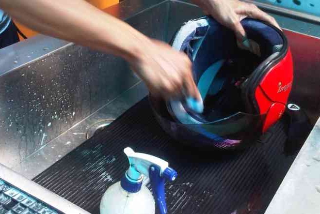 Helm Kotor Dan Bau ? Begini Solusinya Tanpa Harus Ke Tempat Pencucian Helm