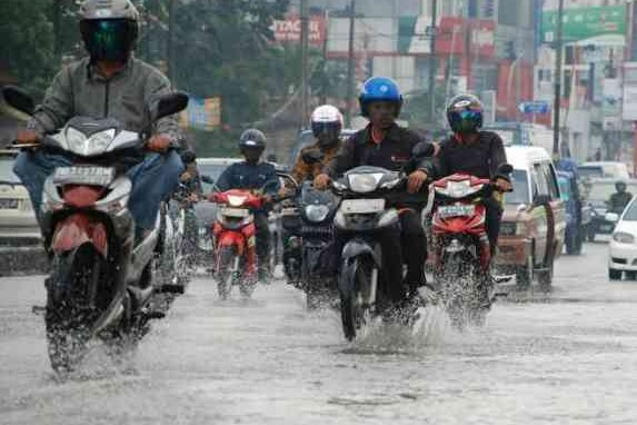 Penyebab Dan Cara Mengatasi Mika Lampu Motor Berembun