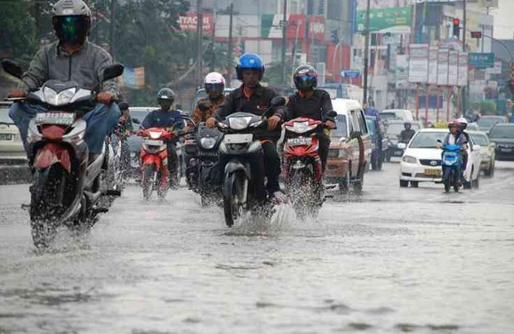 Ini Perlengkapan Riding Yang Cocok Untuk Musim Hujan Tapi Tetap Tampil Gaya