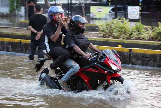 Perlengkapan Yang Wajib Dibawa Saat Musim Hujan
